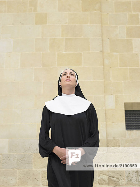 Portrait einer Nonne  die die Hände umklammert und nach oben schaut  Alicante  Spanien