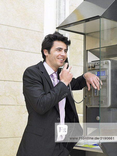 Junger Mann im Anzug am öffentlichen Telefon  Alicante  Spanien