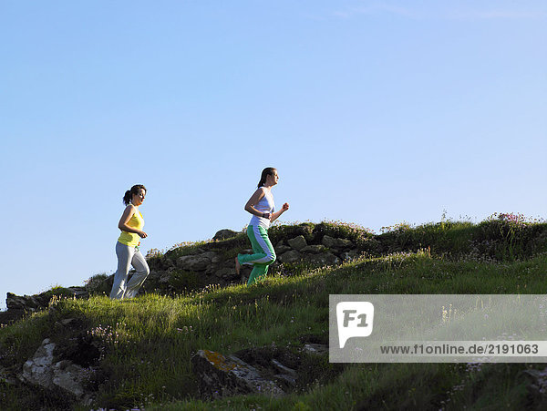 Zwei Frauen joggen.