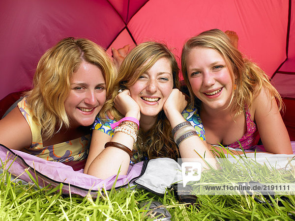 Drei Mädchen im Zelt liegend
