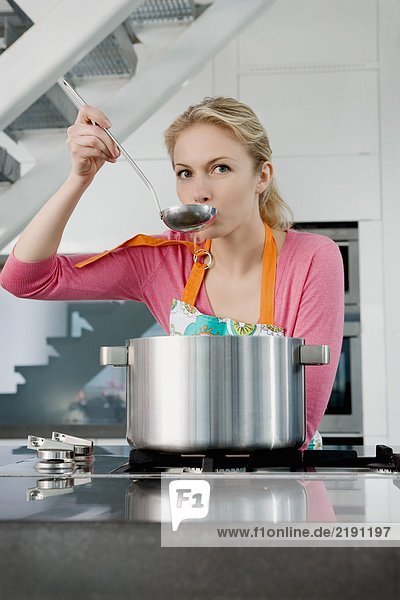 Porträt einer Frau beim Kochen.