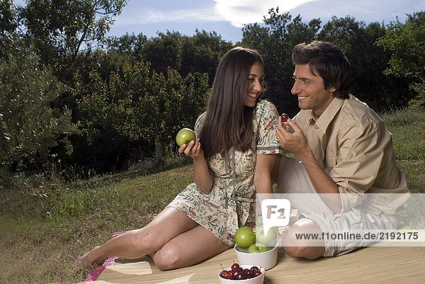 Junges Paar teilt sich frisches Obst