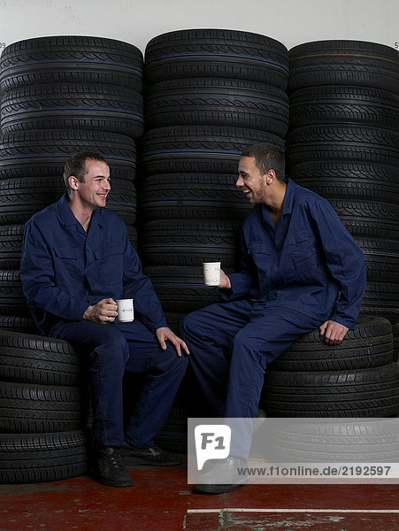 Mechaniker beim Kaffeetrinken