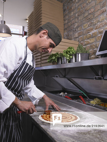 Pizzabäcker machen Pizza