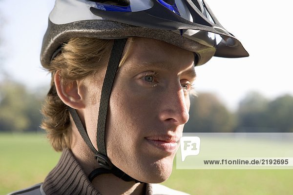 Portrait eines Radfahrers mit Helm.