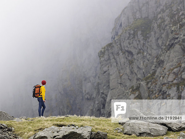 Frau in der Berglandschaft.