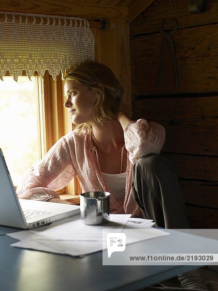 Geschäftsfrau die von zu Hause aus arbeitet