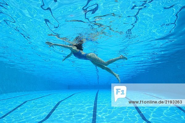 Frau schwimmt im Pool  Unterwasserblick
