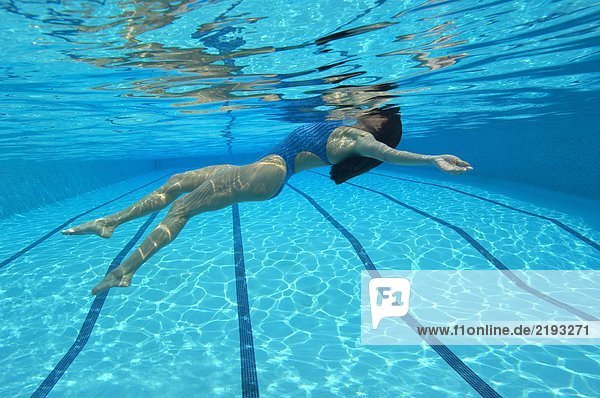 Frau schwimmt im Pool  Unterwasserblick