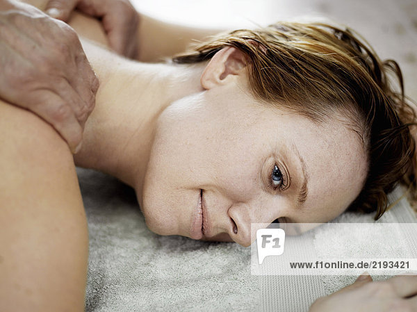 Frau mit Massage