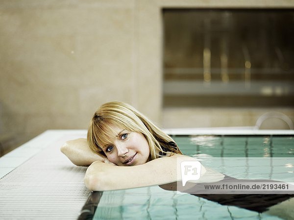 Frau entspannt am Pool  lächelnd  Portrait