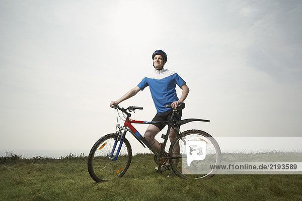 Portrait eines männlichen Radfahrers.