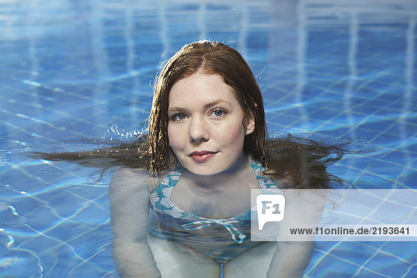 Porträt einer Frau im Schwimmbad.