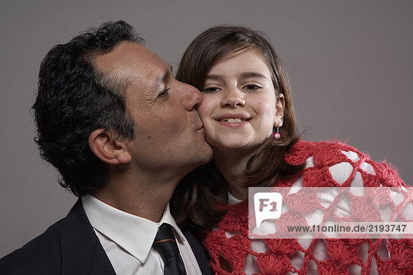 Vater küssende Tochter (9-11) auf der Wange