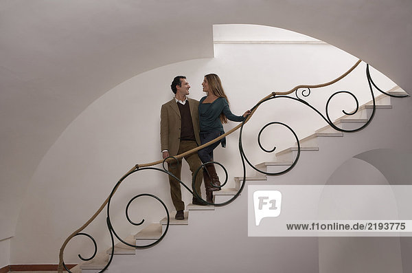Erwachsenes Paar auf der Treppe