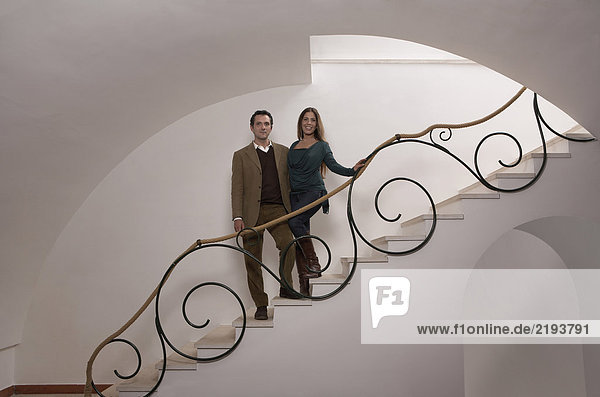 Erwachsenes Paar auf der Treppe  Portrait