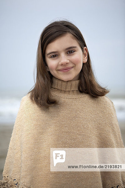 Mädchen (9-11) am Strand  lächelnd  Portrait