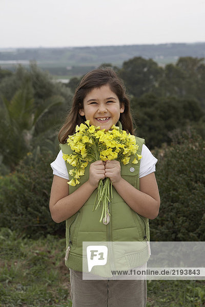 Mädchen (6-8) mit Blumenstrauß  Portrait