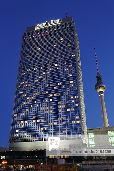 Tower Hotel und Kommunikation beleuchtet nachts Hotel Park Inn Alexanderplatz Berlin Deutschland