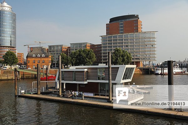 Floatinghome im Fluss  HafenCity  Hanseatic Trade Center  Kehrwiederspitze  Elbe  Speicherstadt  Hamburg  Deutschland