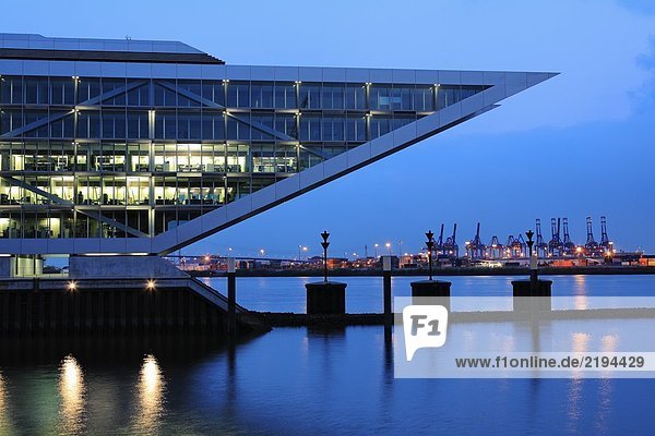 Bürogebäude in Docklands bei Nacht  Elbe River  Hamburg  Deutschland