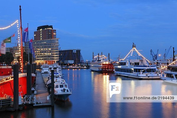 Boote im Hafen  HafenCity  Hanseatic Trade Center  Kehrwiederspitze  Elbe River  Speicherstadt  Hamburg  Deutschland