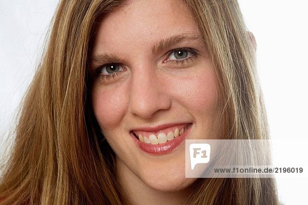Facial Portrait auf Mitte 20´s hellhäutige Frau lächelnd