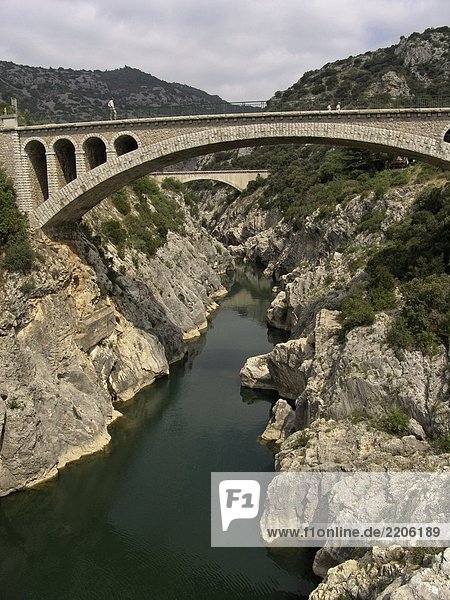 Brücke über Fluss  Pont du Diable  Herault  Hérault  Languedoc-Roussillon  Frankreich