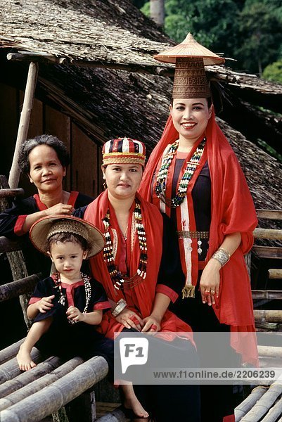 Eine Dayak Bidayuh Familie Sarawak Malaysia.