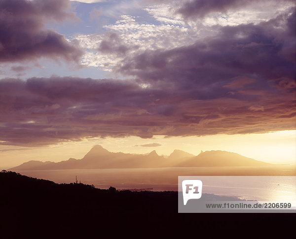 Französisch-Polynesien  Ansicht von Morea bei Sonnenuntergang