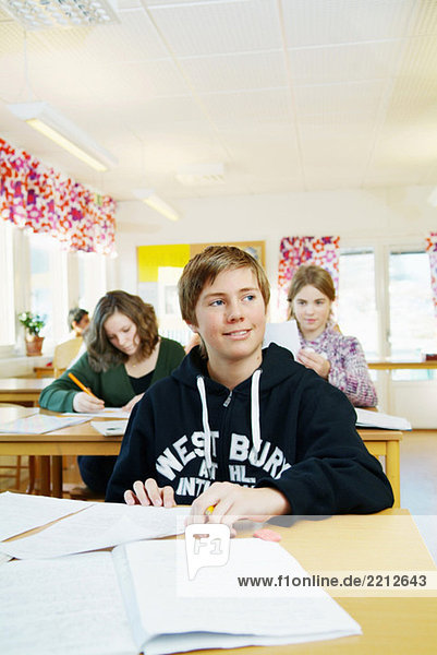 Drei Schuler Im Klassenzimmer