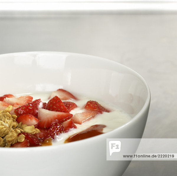 Müsli mit Joghurt und frischen Erdbeerenscheiben Nahaufnahme