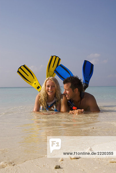 Malediven  Paar mit Schnorchelausrüstung am Strand