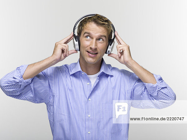 Junger Mann mit Kopfhörer  Musik hören  Portrait