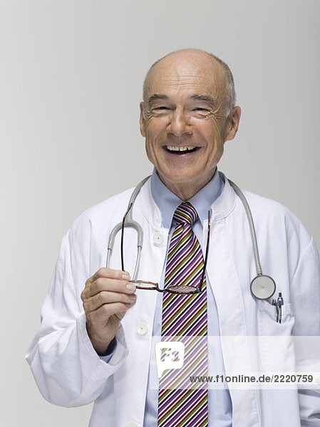 Oberarzt lacht  Porträt