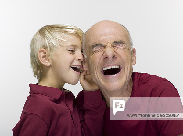 Enkel und Großvater  lachend  Portrait  Nahaufnahme