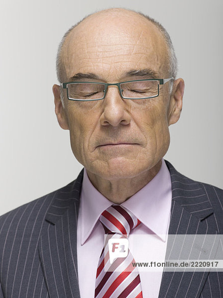 Portrait eines Senior Geschäftsmannes Augen geschlossen  Nahaufnahme