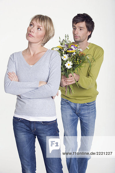 Junges Paar  Mann mit Blumen  Portrait