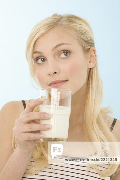 Frau trinkt ein Glas Milch  Porträt