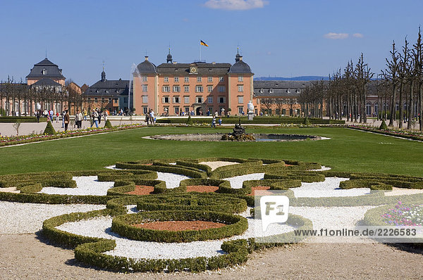 Touristen in den formalen Gärten des Palastes  Schwetzinger Schloss  Baden-Württemberg  Deutschland