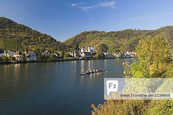 Touristen Bootspartie im Fluss mit Kirche im Hintergrund  Stiftskirche St. Castor  Treis-Karden  Rheinland-Pfalz  Deutschland