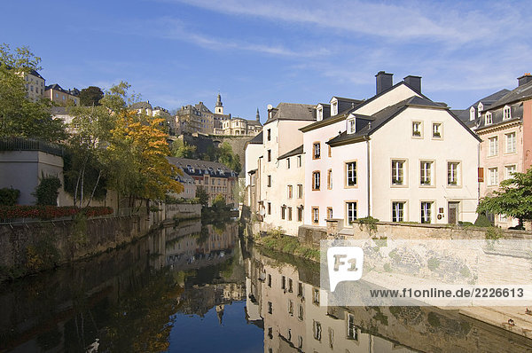 Kanal fließt durch die Stadt  Fluss Alzette  Luxemburg Stadt  Luxemburg