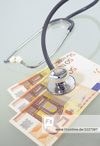 Nahaufnahme der fünfzig Euro-Banknoten mit Stethoskop