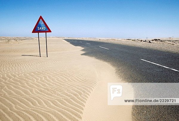 Verkehrszeichen östlich von Lüderitz. Namibia