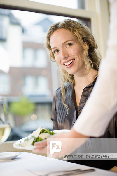 Frau wird serviert im restaurant
