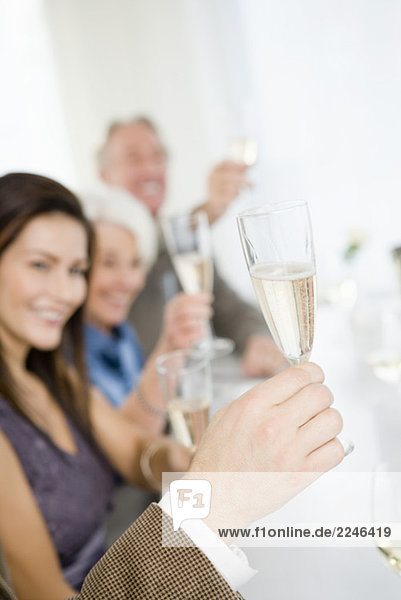 Freunde toasting with champagne