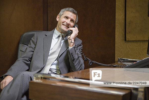 Kaufmann am Telefon sprechen