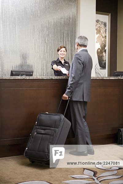Check-in an der Hotelrezeption Kaufmann