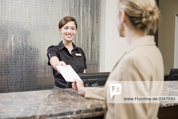 Geschäftsfrau Check-in at Hotel-Rezeption