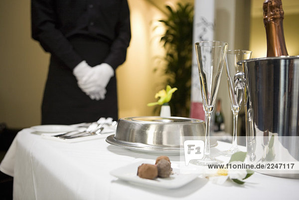 Zimmerservice-Tablett mit Essen und Champagner